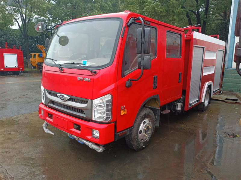 福田H2双排方罐4T水泡沫消防车