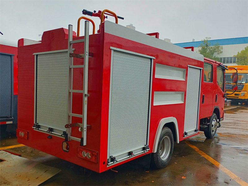 福田H2双排方罐4T水泡沫消防车