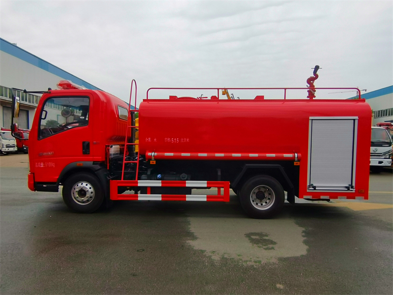重汽豪沃单排5.5T消防洒水车